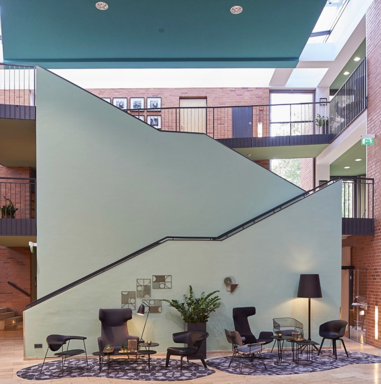 Ein Wohnzimmer mit Treppe zum zweiten Stock