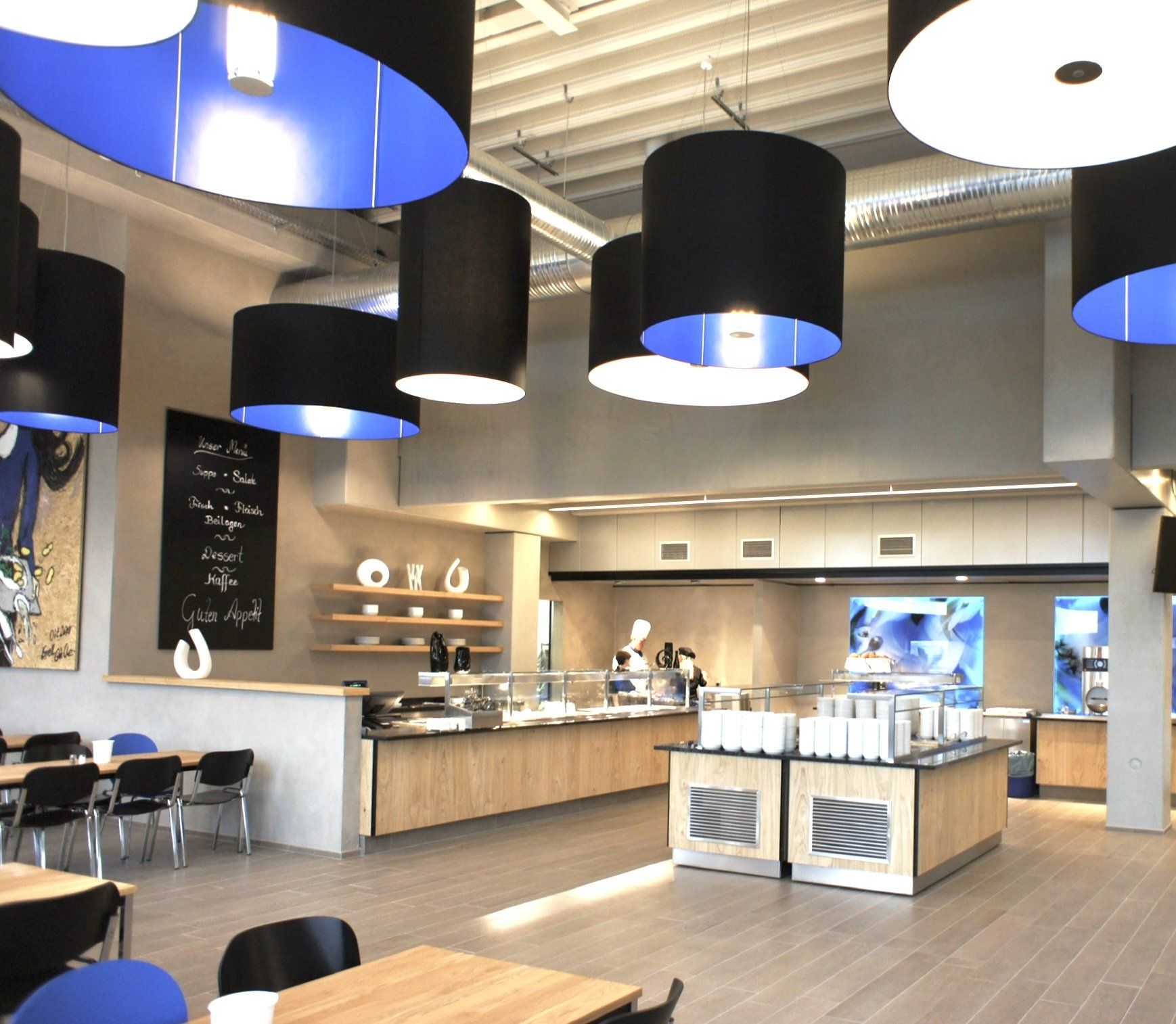 Ein Restaurant mit Tischen und Stühlen und einem Schild mit der Aufschrift „Ovo“