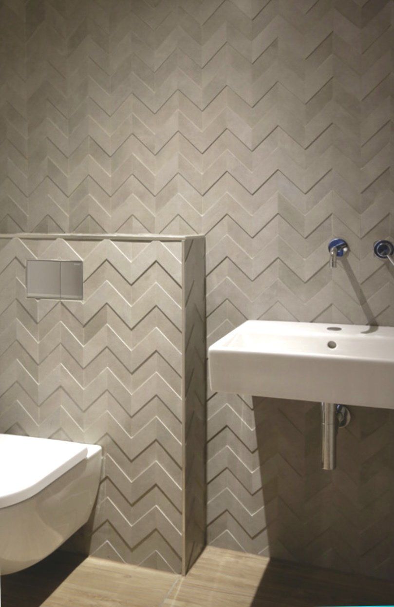 Ein Badezimmer mit Toilette, Waschbecken und Dusche.