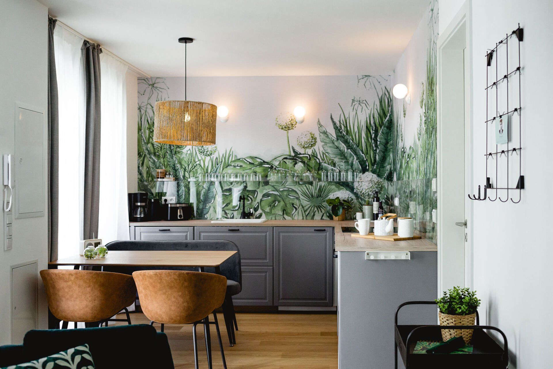 Eine Küche mit Tisch und Stühlen und einem Gemälde an der Wand.