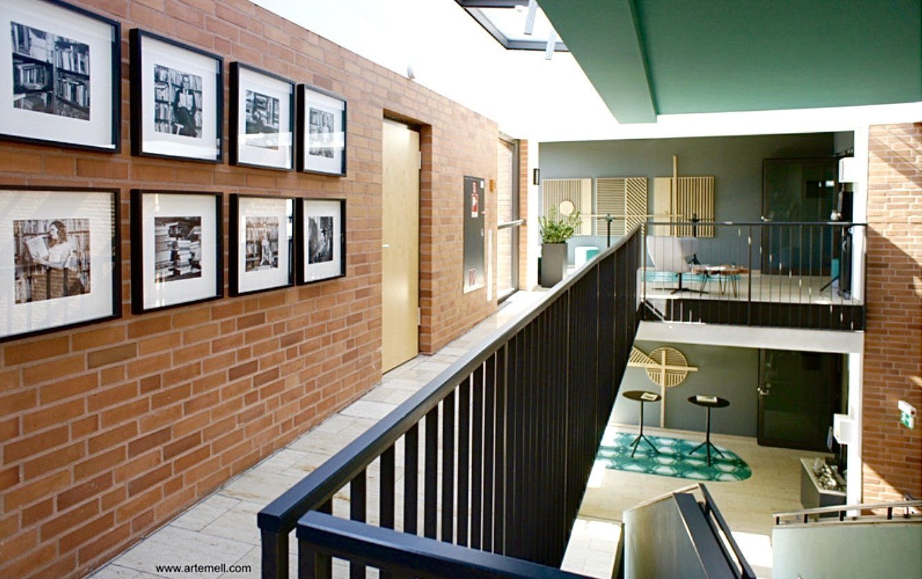 Ein Flur mit Backsteinmauern und Bildern an der Wand