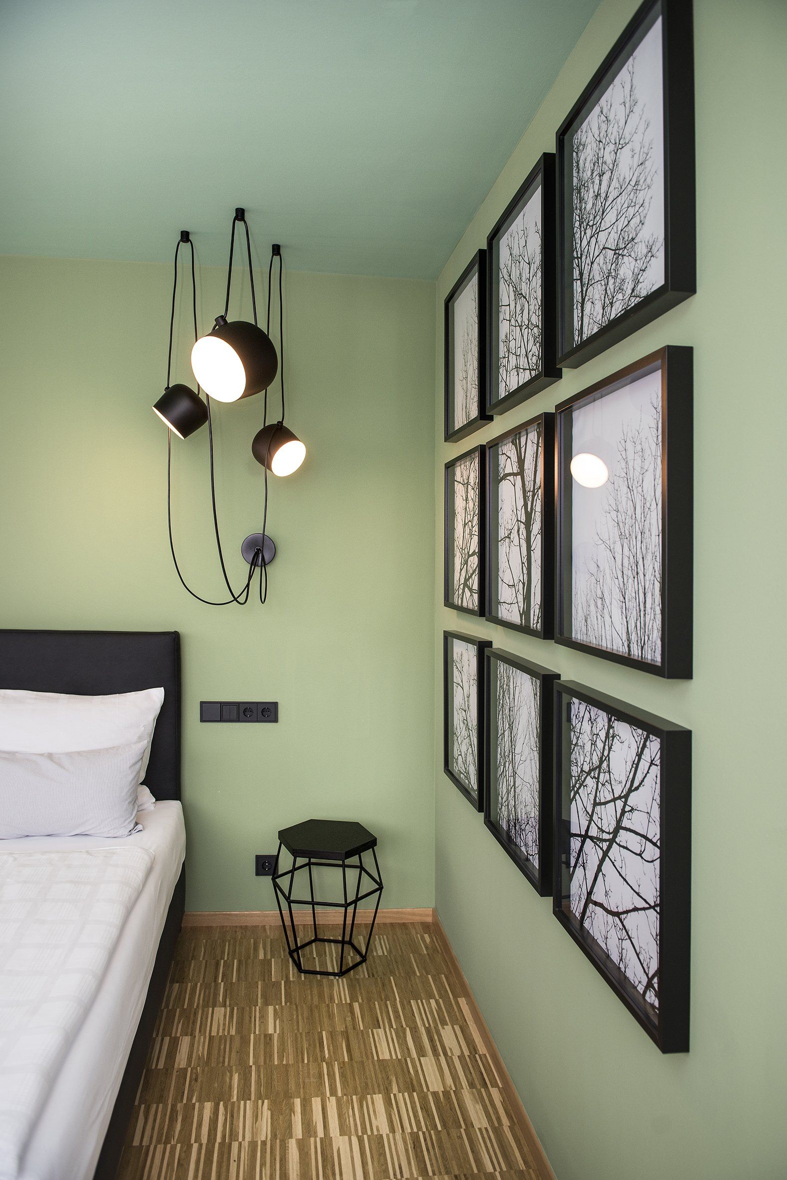 Ein Schlafzimmer mit einem Bett und Bildern an der Wand.