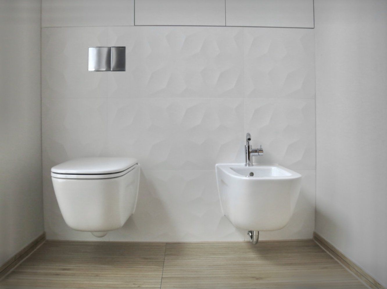 Im Badezimmer gibt es eine Toilette und ein Bidet.