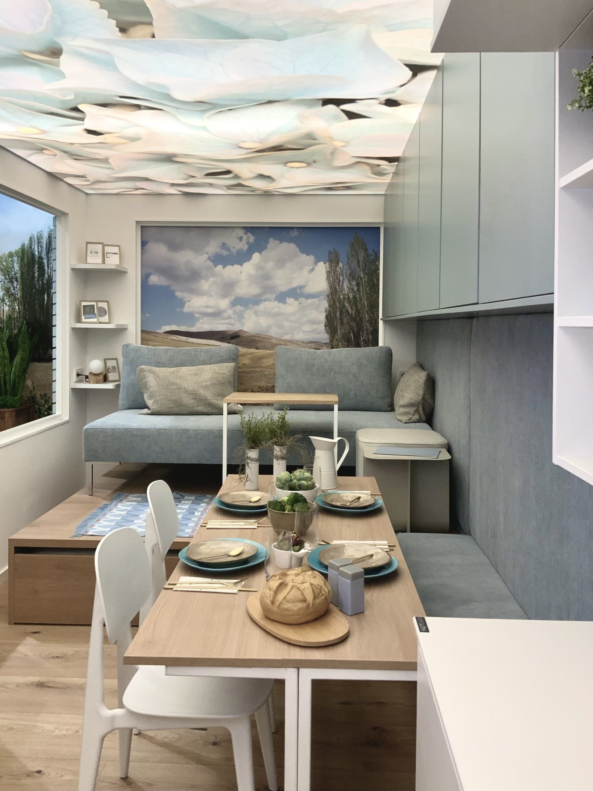 Ein Wohnzimmer mit Tisch und Stühlen und einer Couch