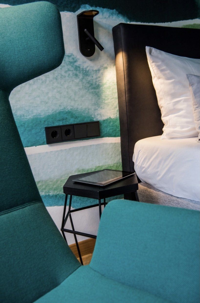 Ein Bett mit einem Laptop auf einem Tisch daneben