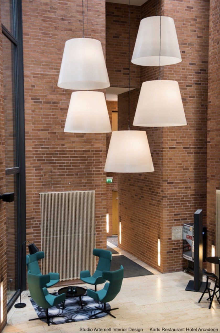 Ein Raum mit Stühlen und Lampen, die von der Decke hängen