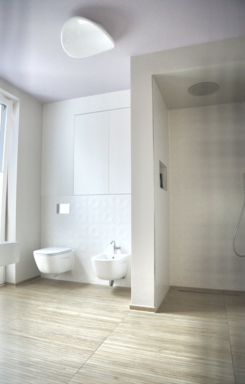 Ein Badezimmer mit Toilette, Waschbecken und Dusche.