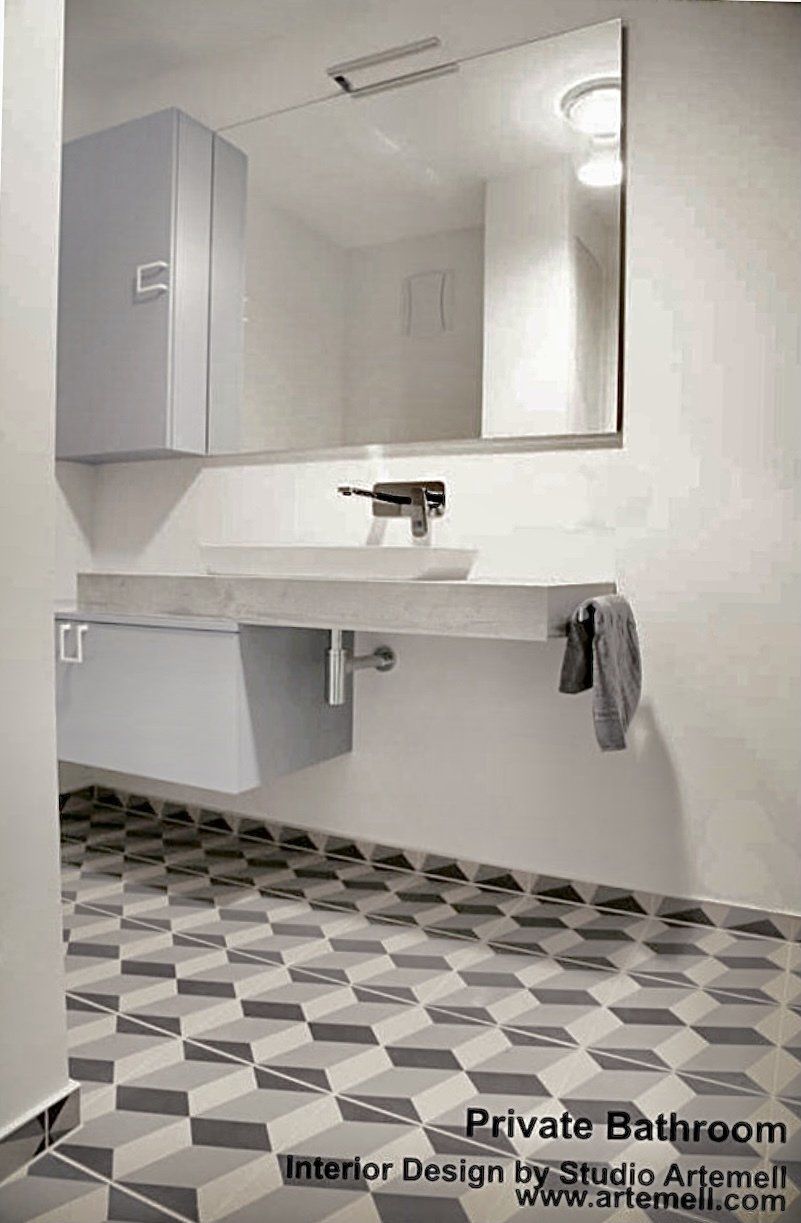 Ein Badezimmer mit Waschbecken, Spiegel und kariertem Boden.