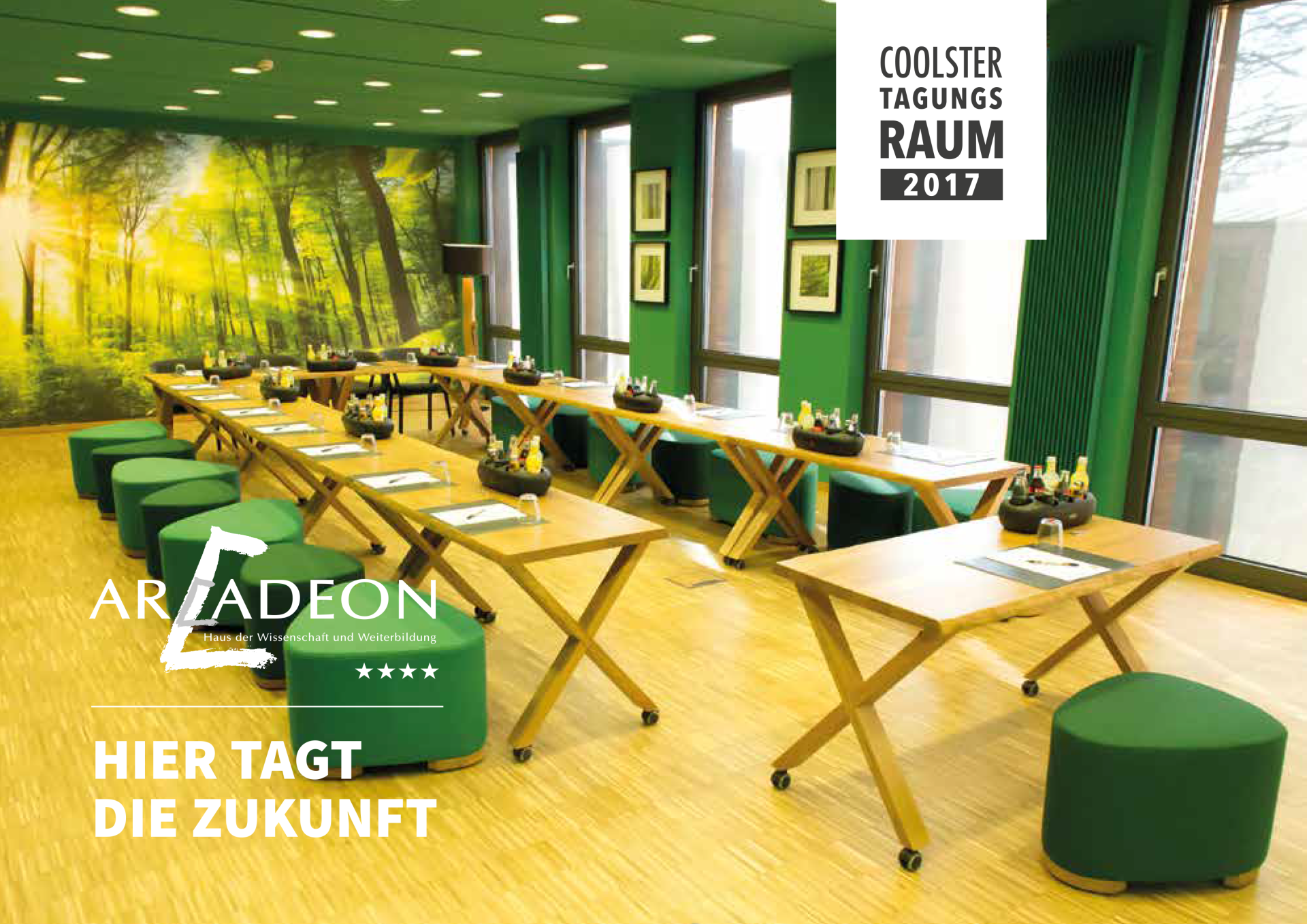 Ein Raum mit grünen Wänden und Tischen und Ottomanen