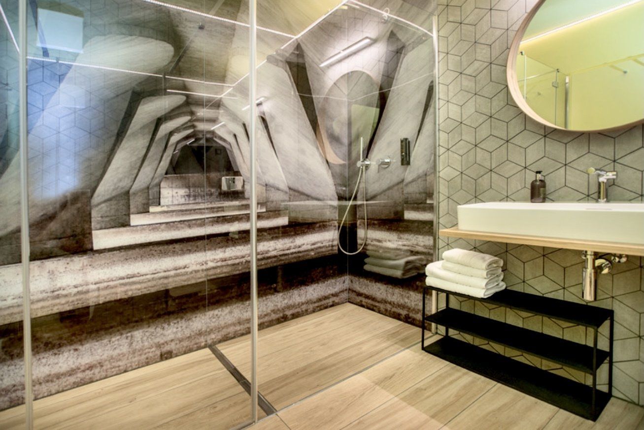 Ein Badezimmer mit Waschbecken und Dusche und einem Bild an der Wand.