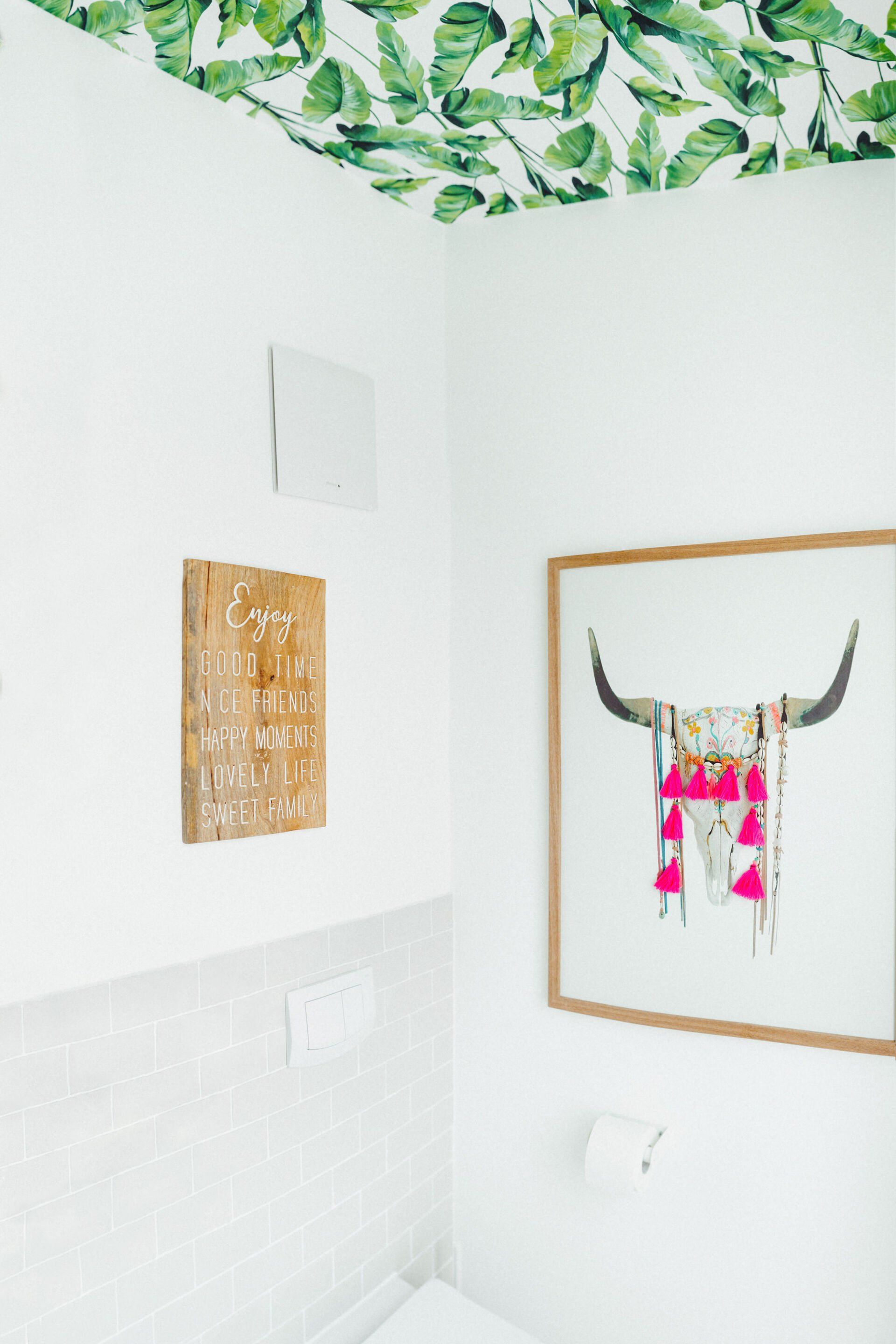 Ein Badezimmer mit einem Bild eines Stiers an der Wand.