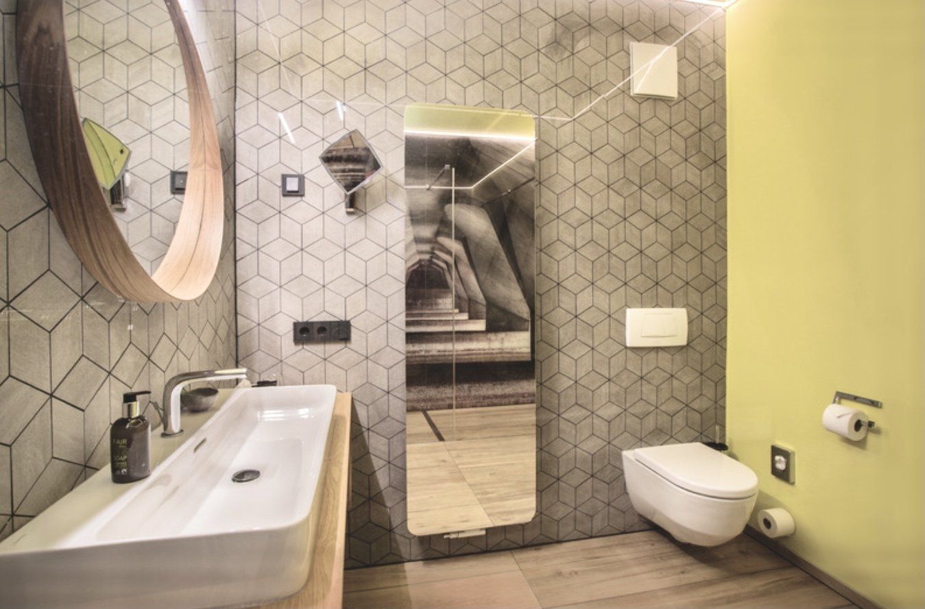 Ein Badezimmer mit Waschbecken, Toilette und Spiegel.