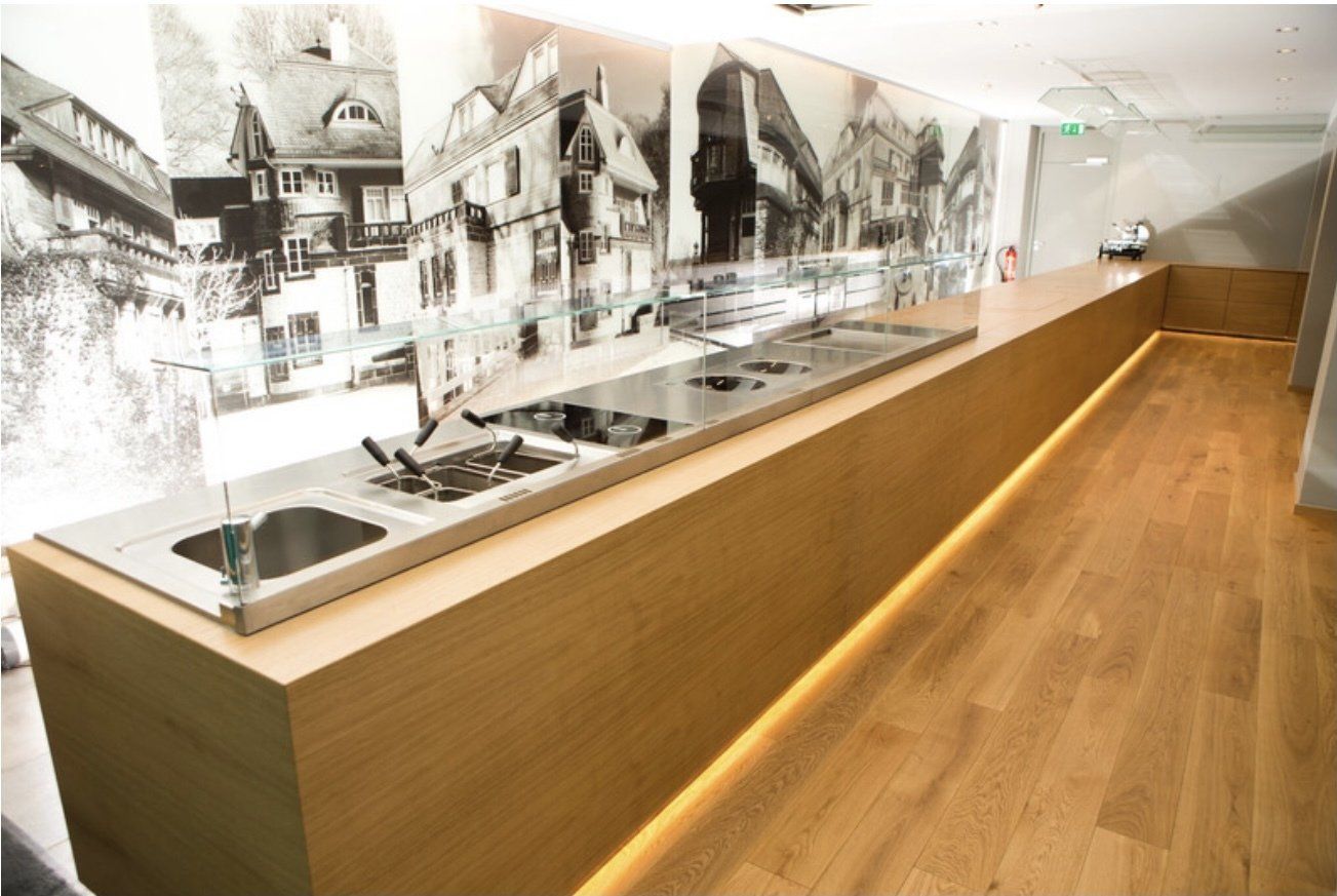 Eine Küchentheke mit einem Bild einer Stadt an der Wand dahinter