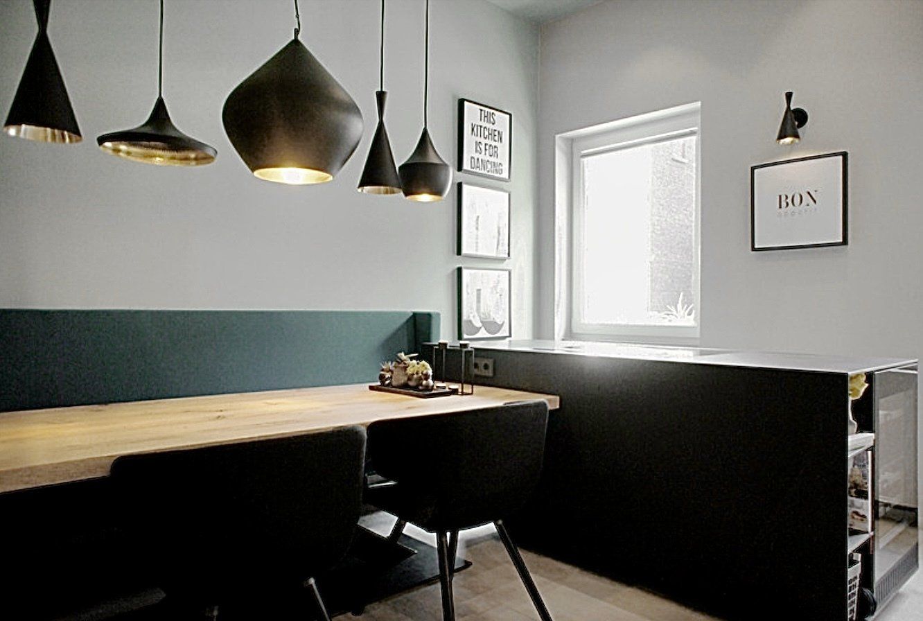 Eine Küche mit Tisch und Stühlen und einem Fenster