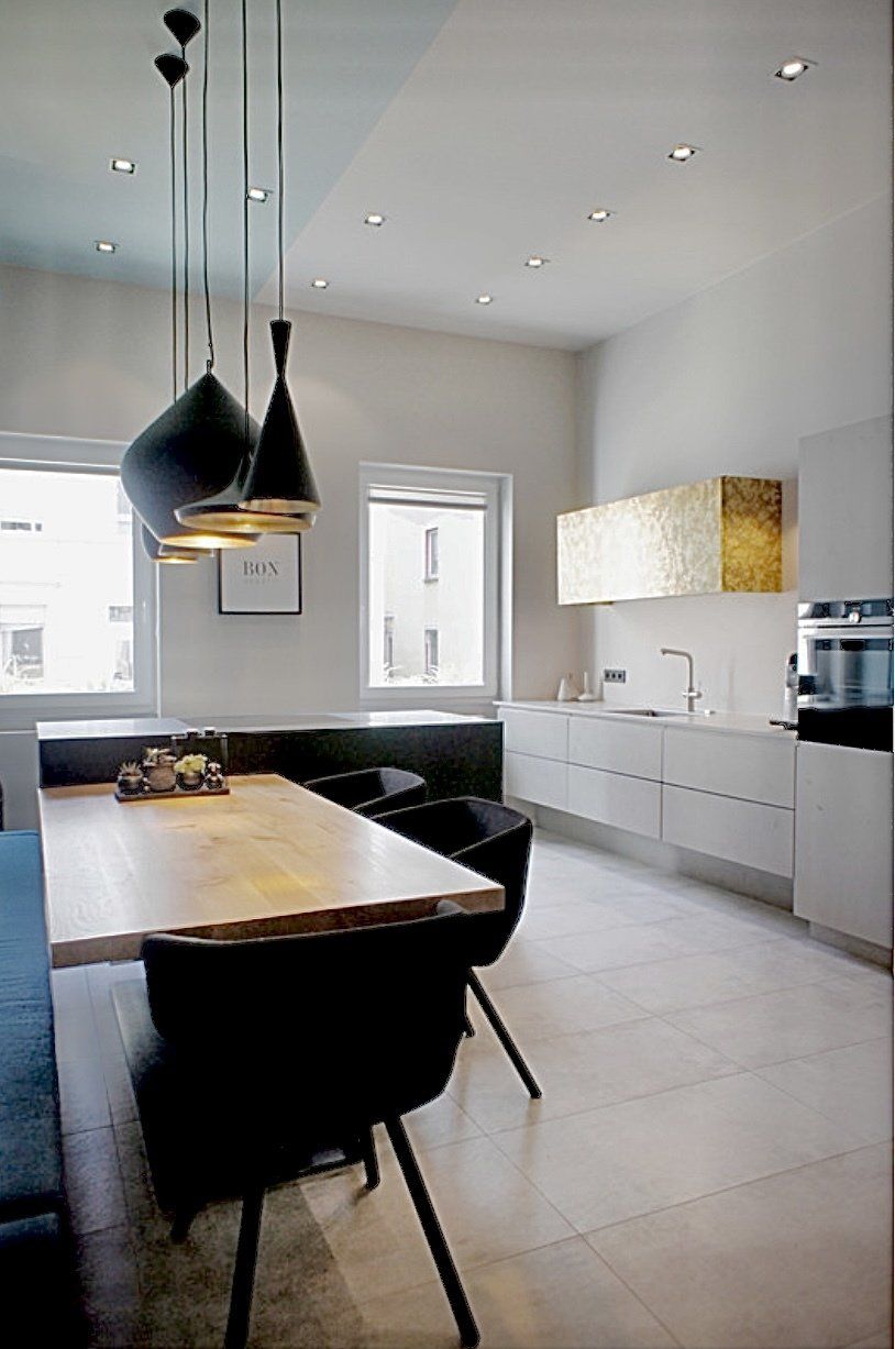 Eine Küche mit Tisch und Stühlen und einem Fenster