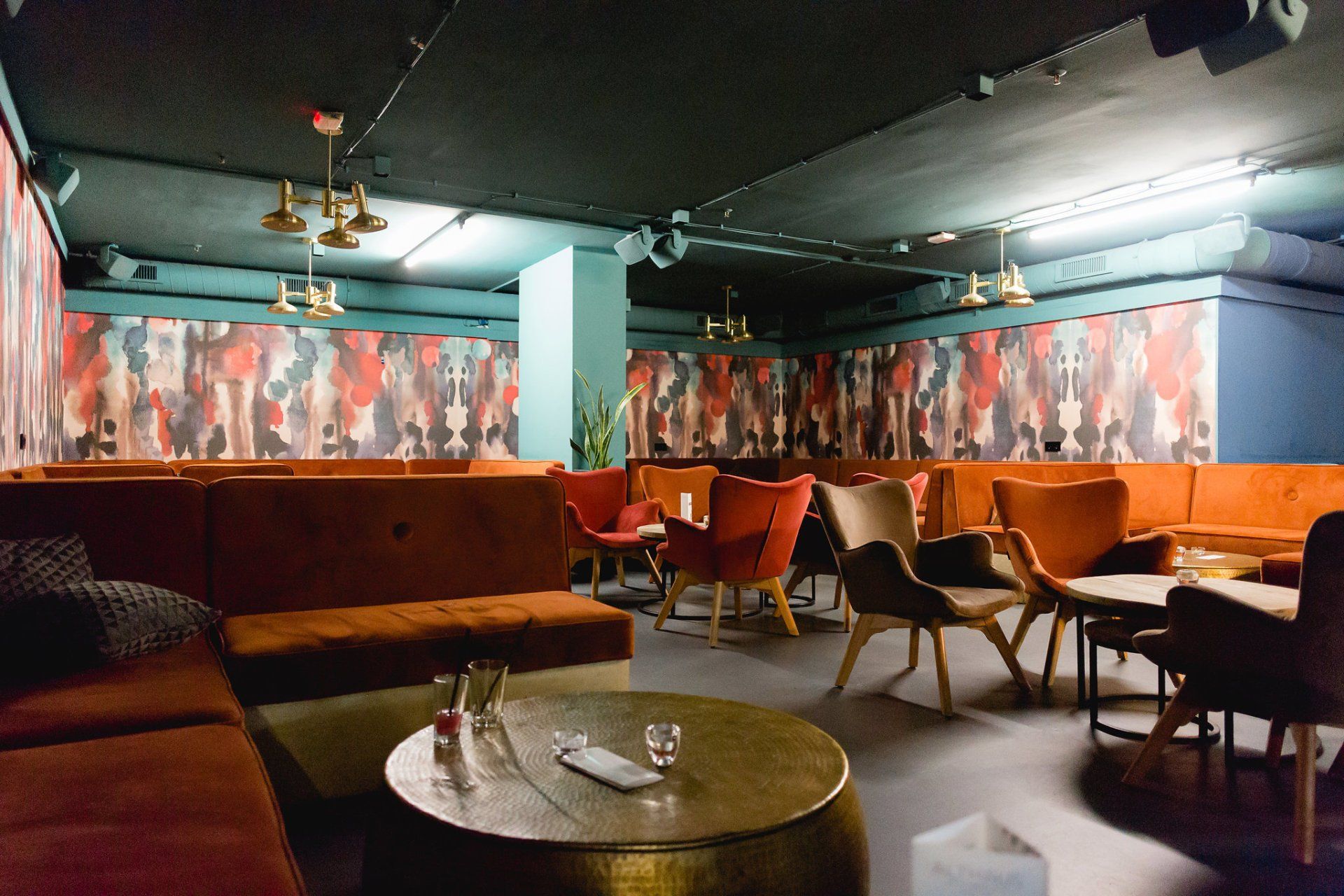 Ein großer Raum mit vielen Möbeln und Tischen