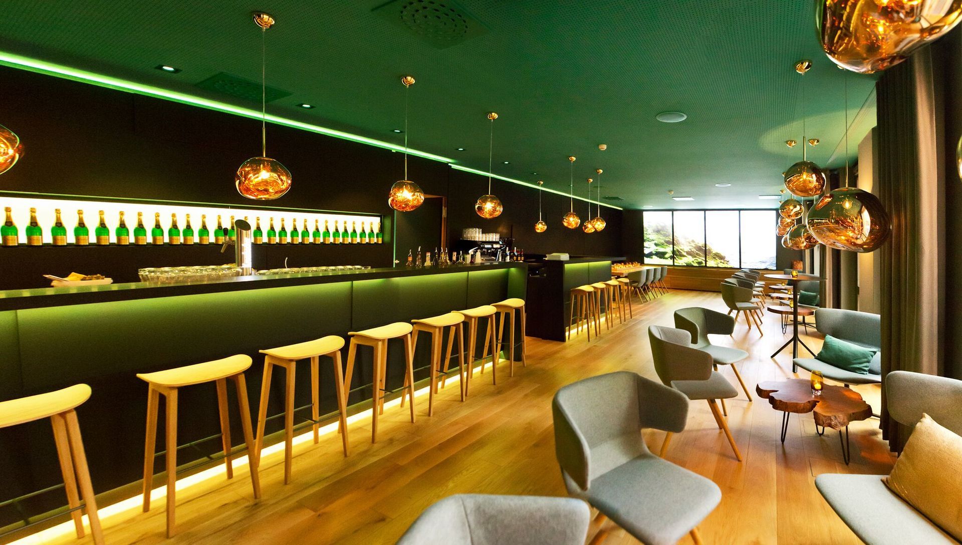 Ein Restaurant mit grüner Decke und einer Bar