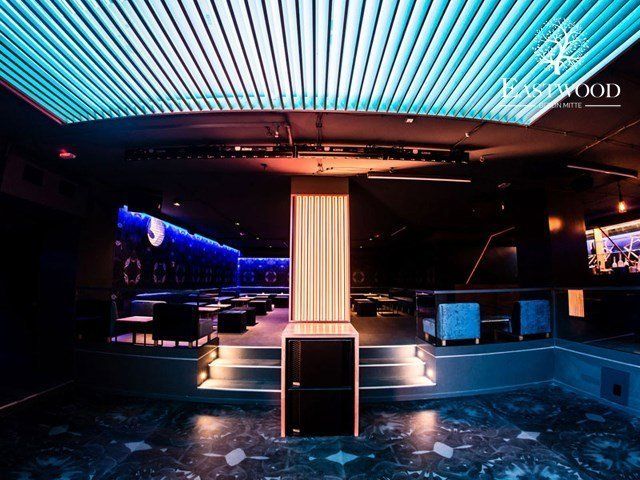 Ein großer Raum mit einer Decke, die mit blauen Lichtern beleuchtet ist