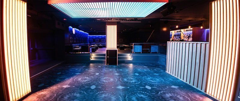 In der Mitte des Raumes befindet sich eine Tanzfläche.