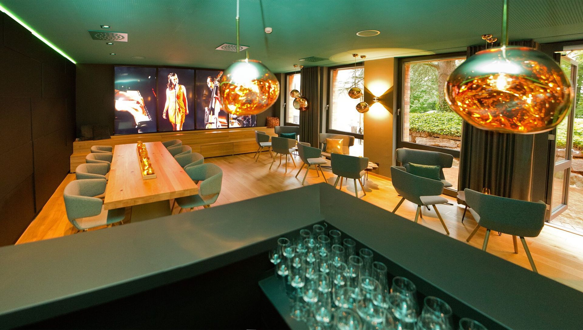 Ein Esszimmer mit einem langen Tisch und Stühlen