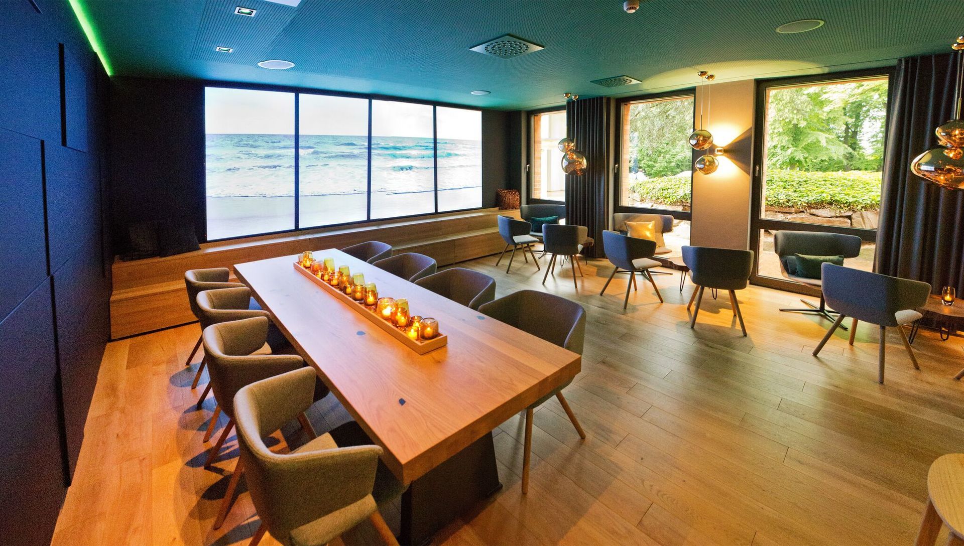 Ein großer Raum mit einem langen Holztisch und Stühlen