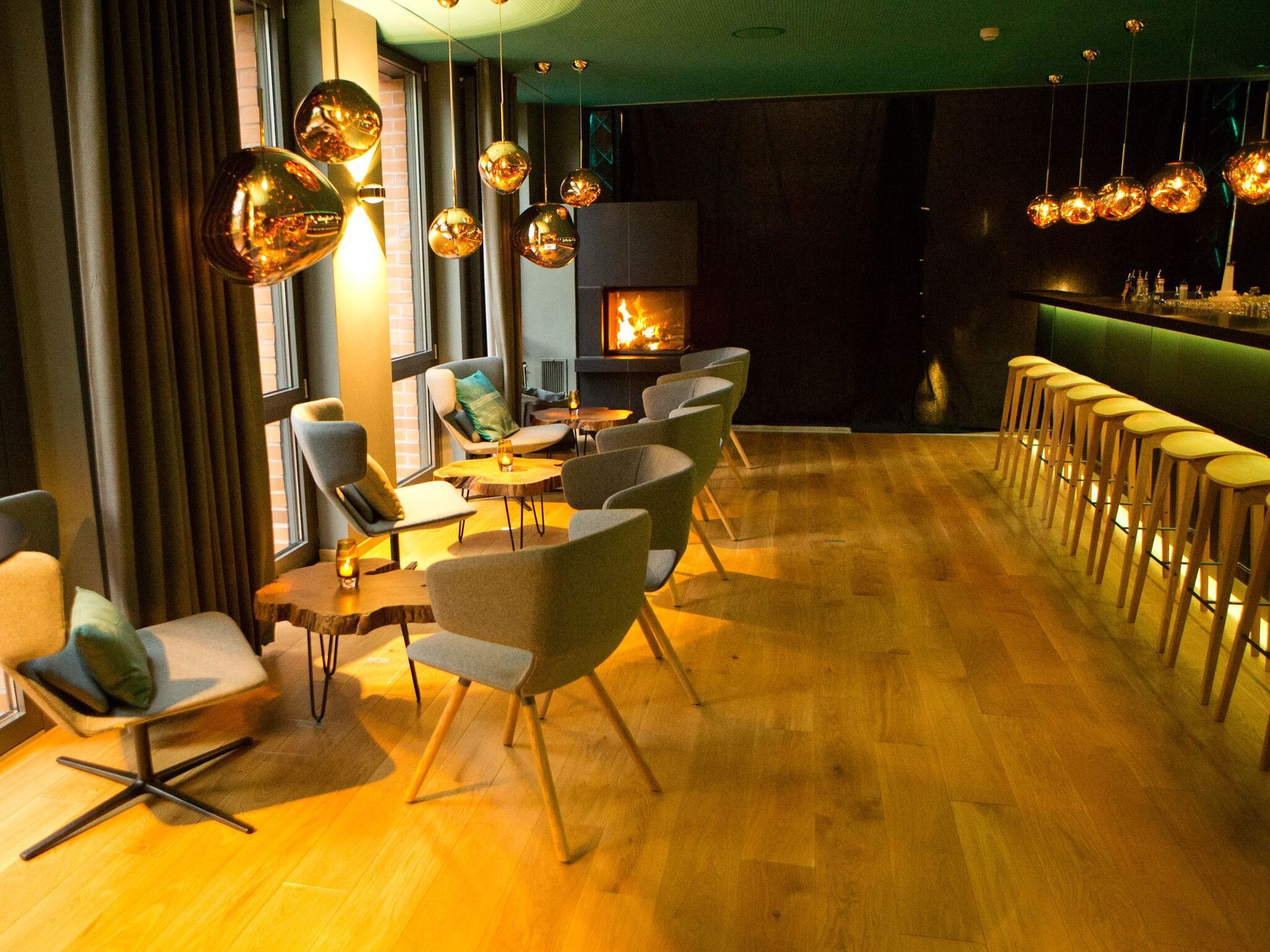 Ein Restaurant mit Kamin sowie Stühlen und Tischen