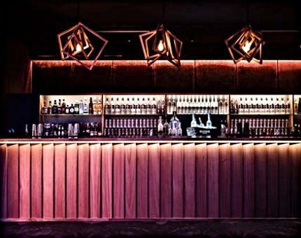 Eine Bar mit einem violetten Licht dahinter