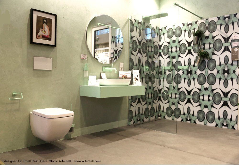 Ein Badezimmer mit Toilette, Waschbecken und Spiegel