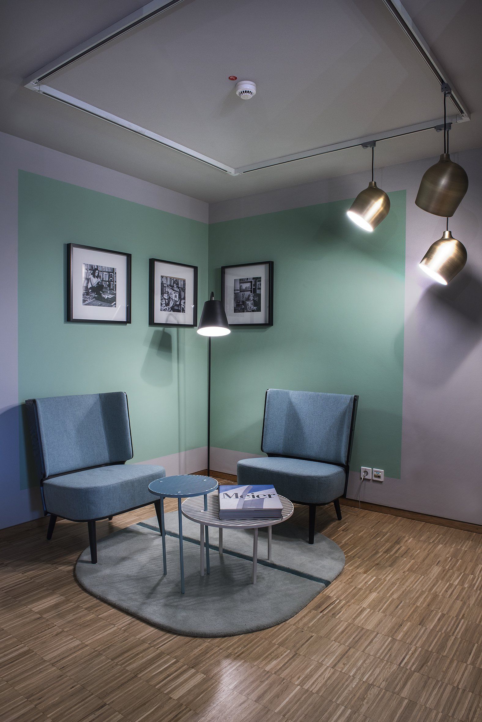 Ein Wohnzimmer mit zwei Stühlen, einem Tisch und einer Lampe.