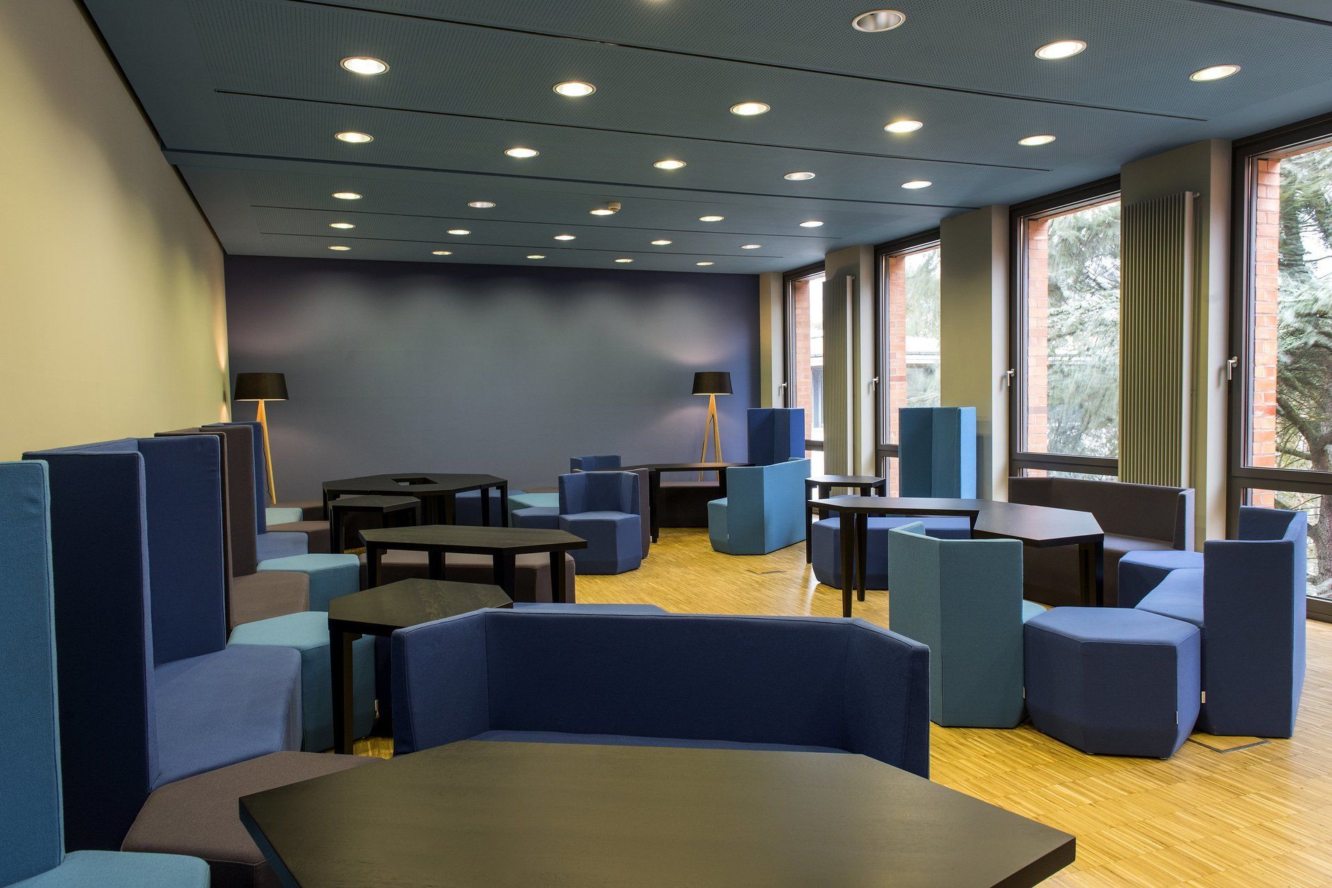 Ein Raum mit Tischen und Stühlen und einer blauen Decke