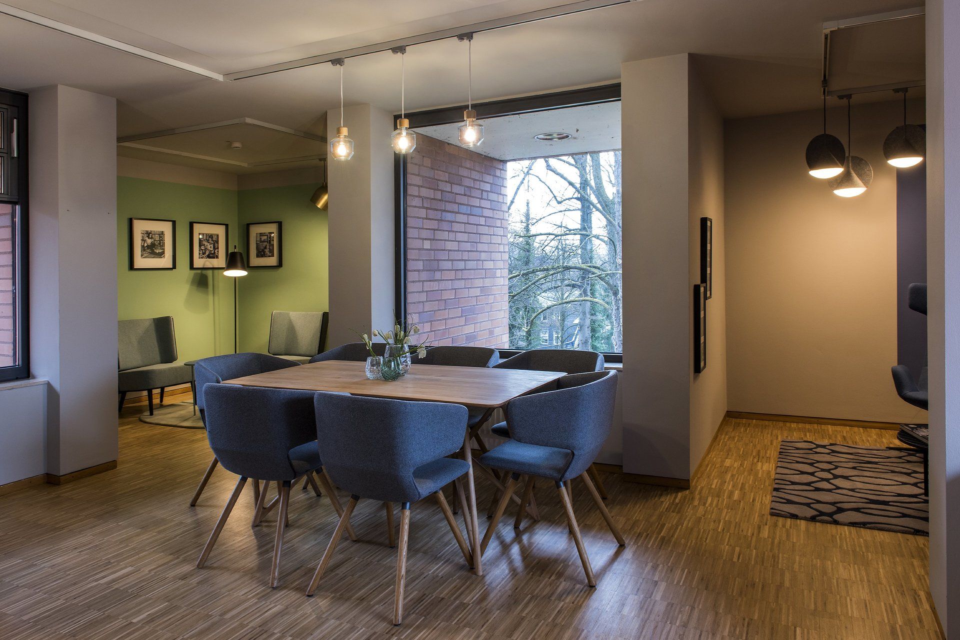 Ein Esszimmer mit Tisch und Stühlen und einem großen Fenster.