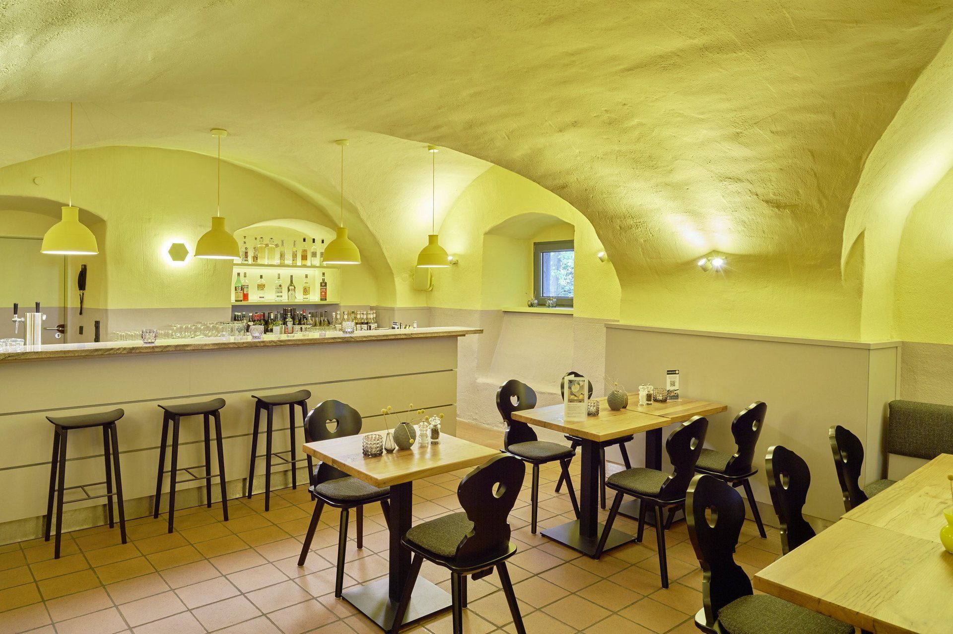 Ein Restaurant mit Tischen und Stühlen und einer Bar