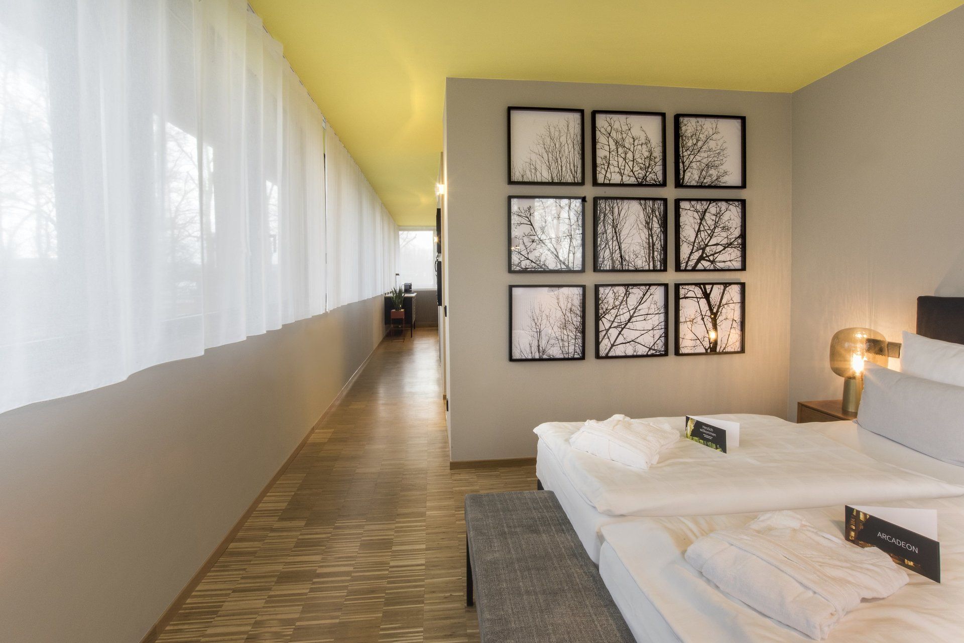 Ein Schlafzimmer mit zwei Betten und einer gelben Decke.