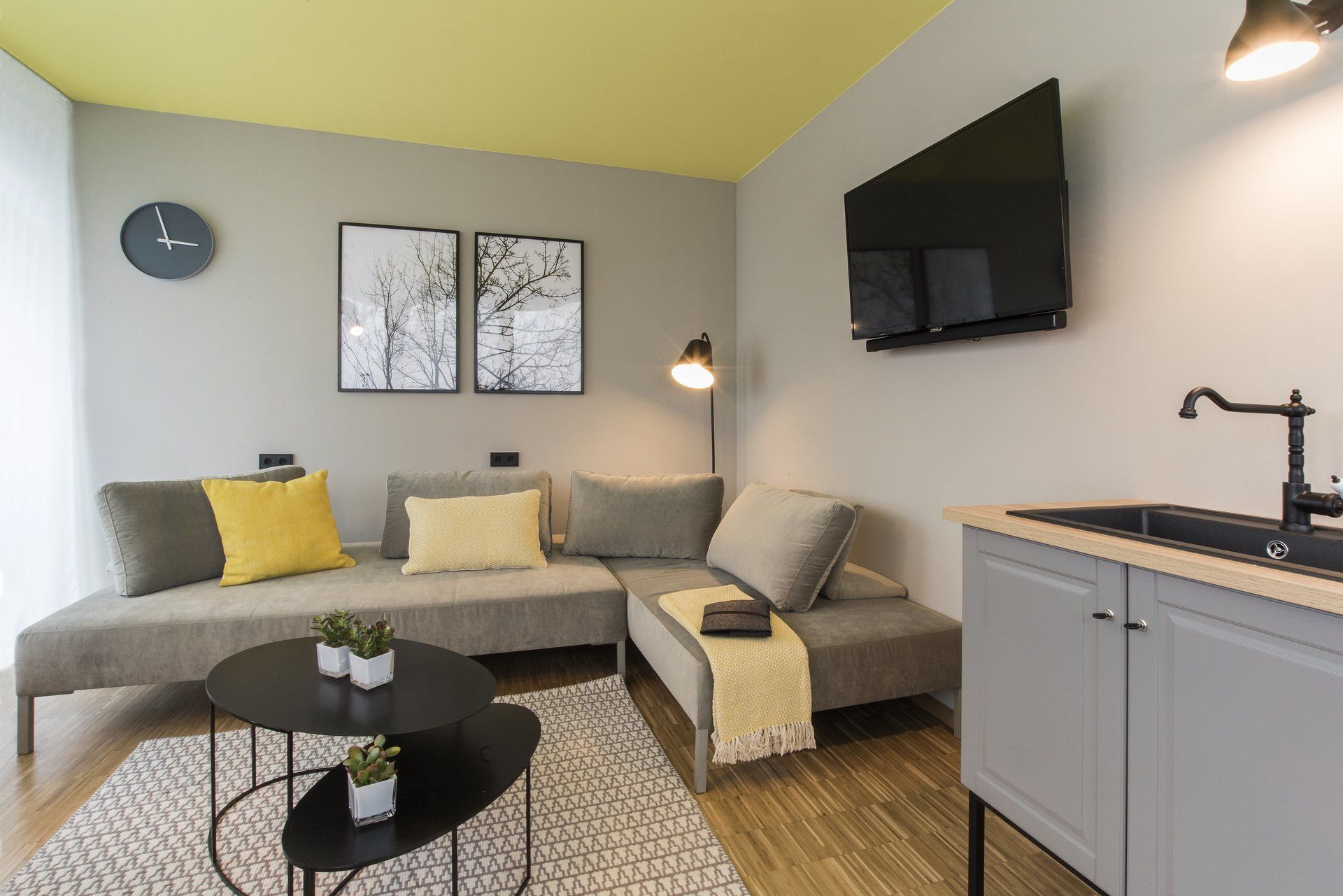 Ein Wohnzimmer mit Couch, Tisch und Fernseher.