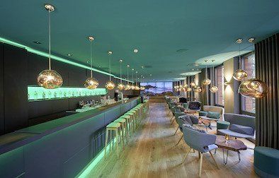 In der Mitte des Raumes befindet sich eine lange Bar.