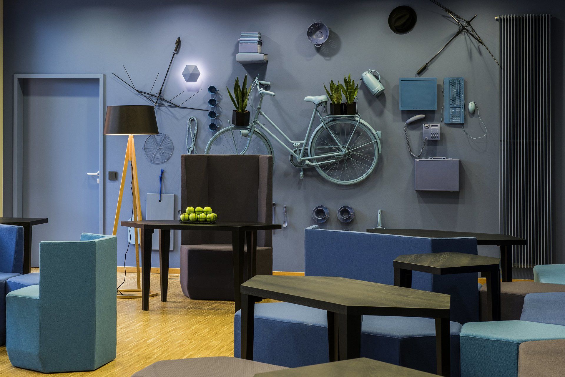 Ein Wohnzimmer mit einem Fahrrad an der Wand.