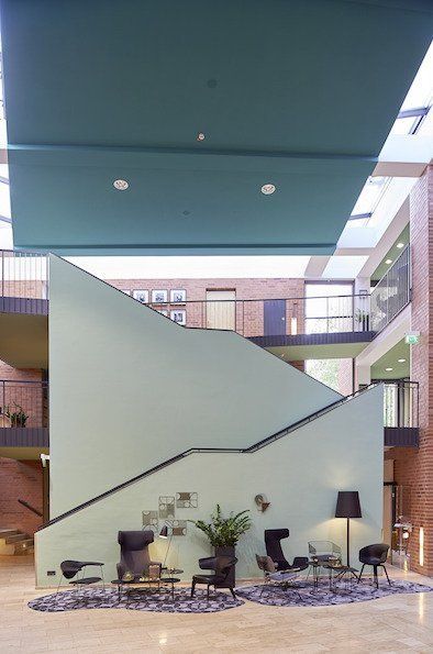 In der mitte des raumes ist eine treppe.