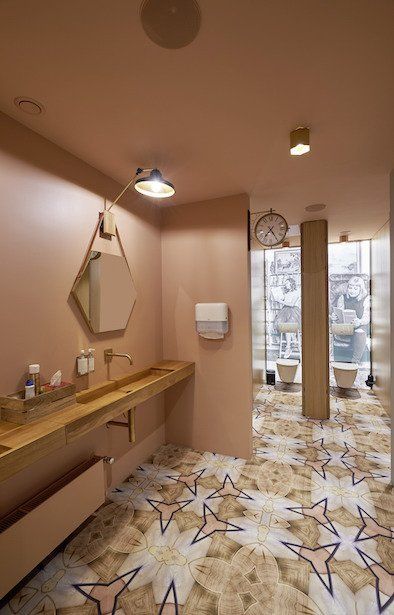 Ein Badezimmer mit Waschbecken und Spiegel an der Wand.