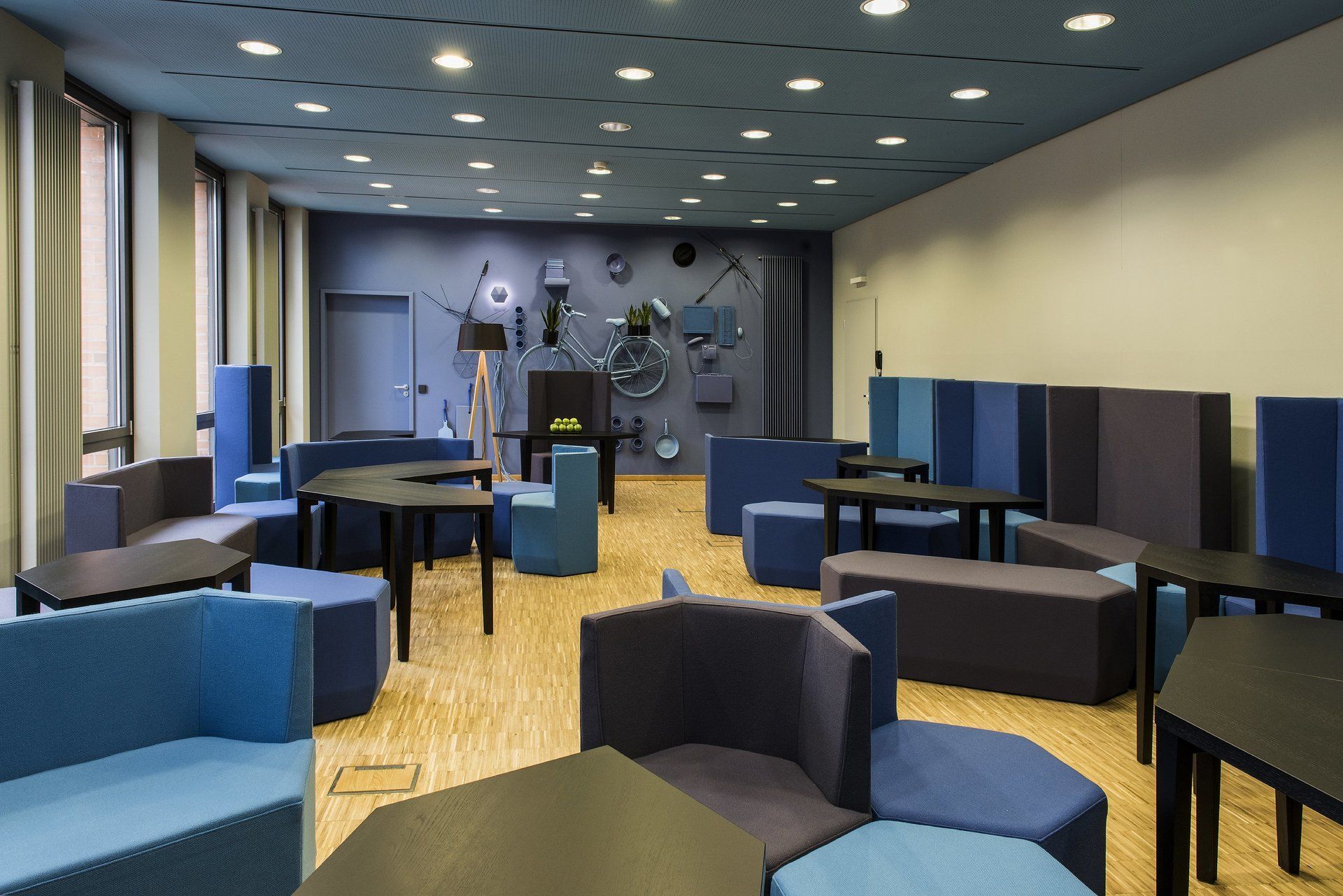 Ein Raum mit vielen blauen Möbeln und Tischen