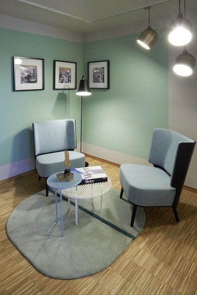 Ein Wohnzimmer mit zwei Stühlen und einem Tisch