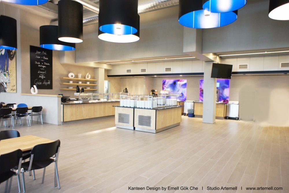 Ein großer Raum mit Tischen und Stühlen