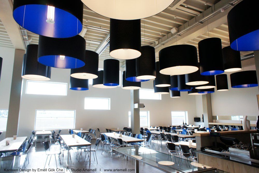 Ein Esszimmer mit Tischen und Stühlen und vielen Lichtern, die von der Decke hängen