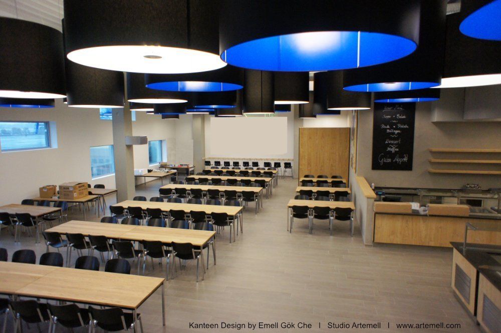 Ein großer Raum mit vielen Tischen und Stühlen