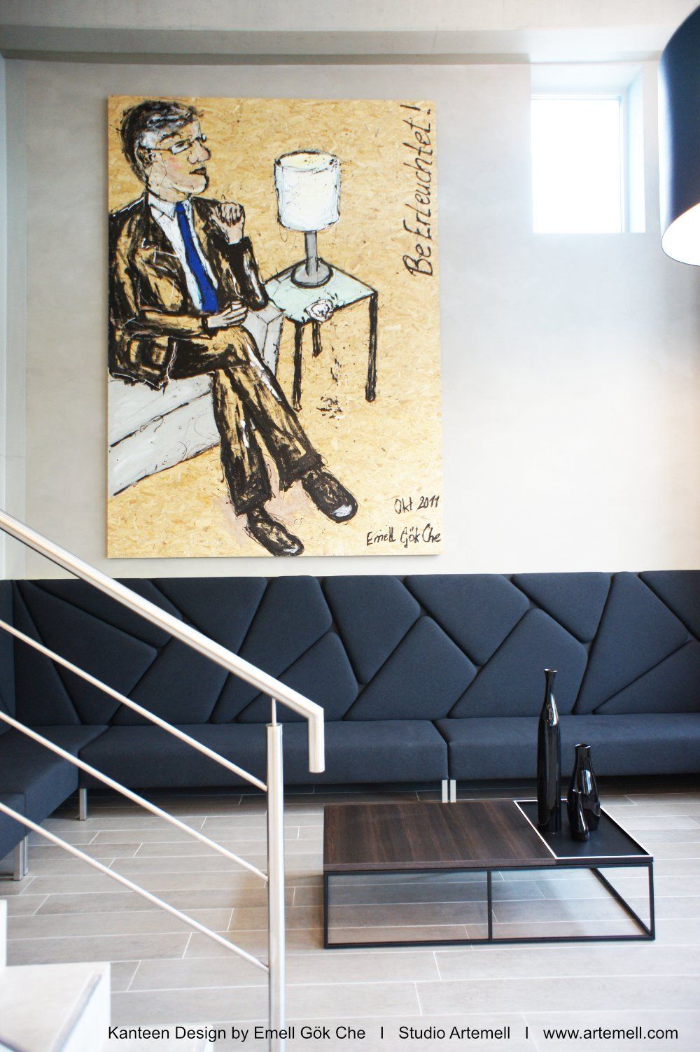 Ein Wohnzimmer mit einer Couch und einem Couchtisch und einem Gemälde eines Mannes, der auf einer Couch sitzt.