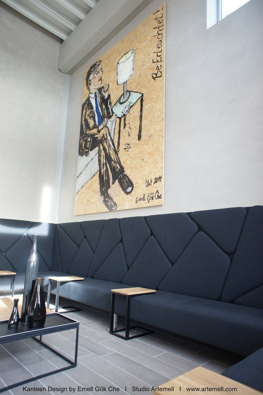 Ein Raum mit einem Gemälde eines Mannes, der auf einer Bank sitzt