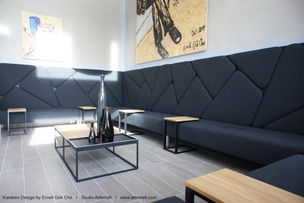 An der Wand über der Couch im Zimmer hängt ein Gemälde.