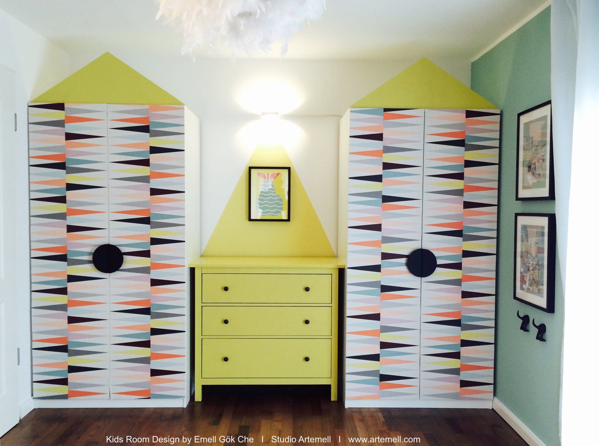 Ein Kinderzimmer mit einer gelben Kommode und bunten Kleiderschränken