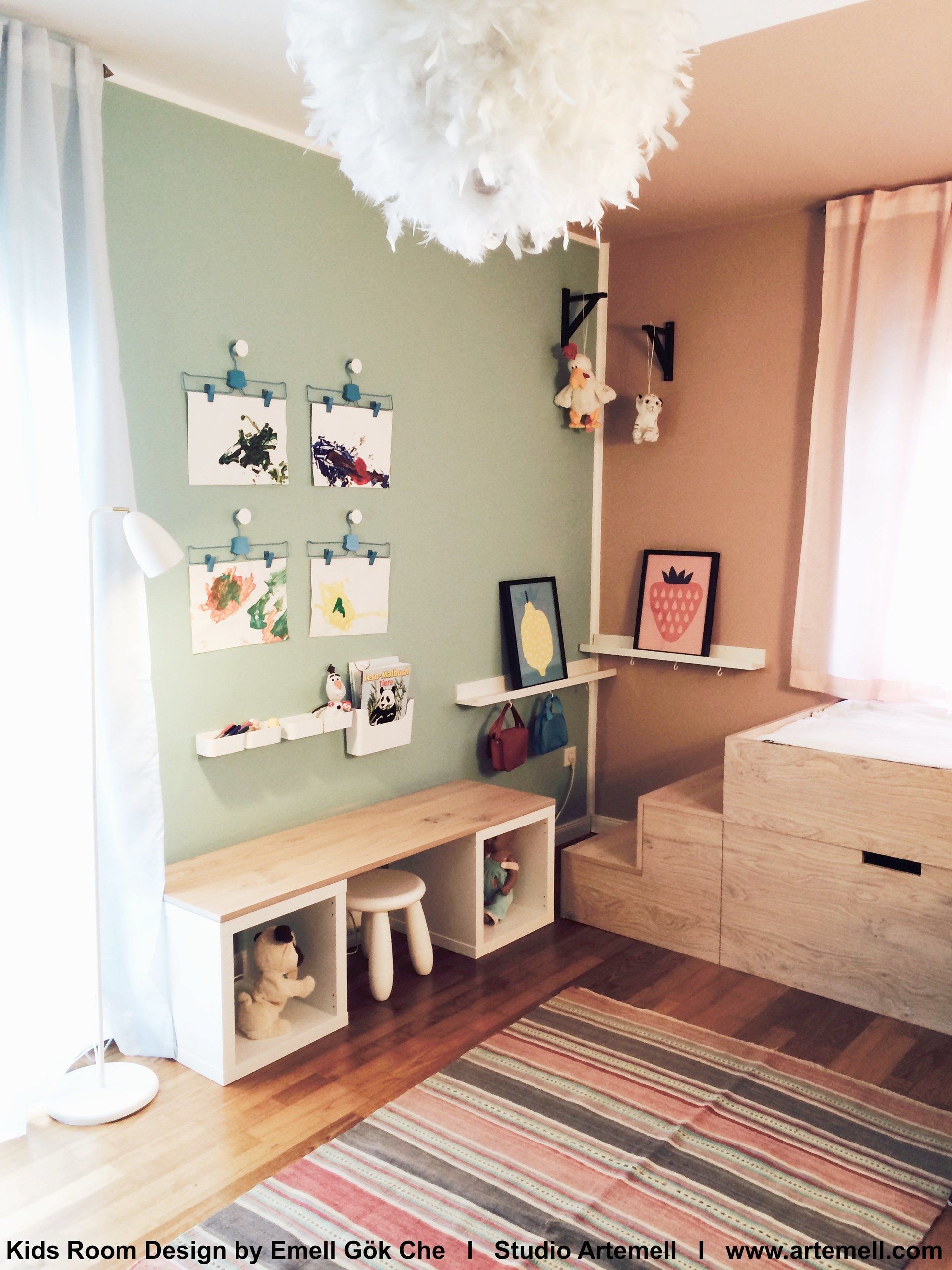 Ein Kinderzimmer mit einer Bank und einem Teppich