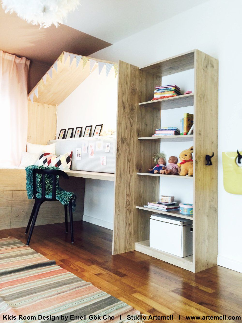 Ein Kinderzimmer mit Schreibtisch und Bücherregal.