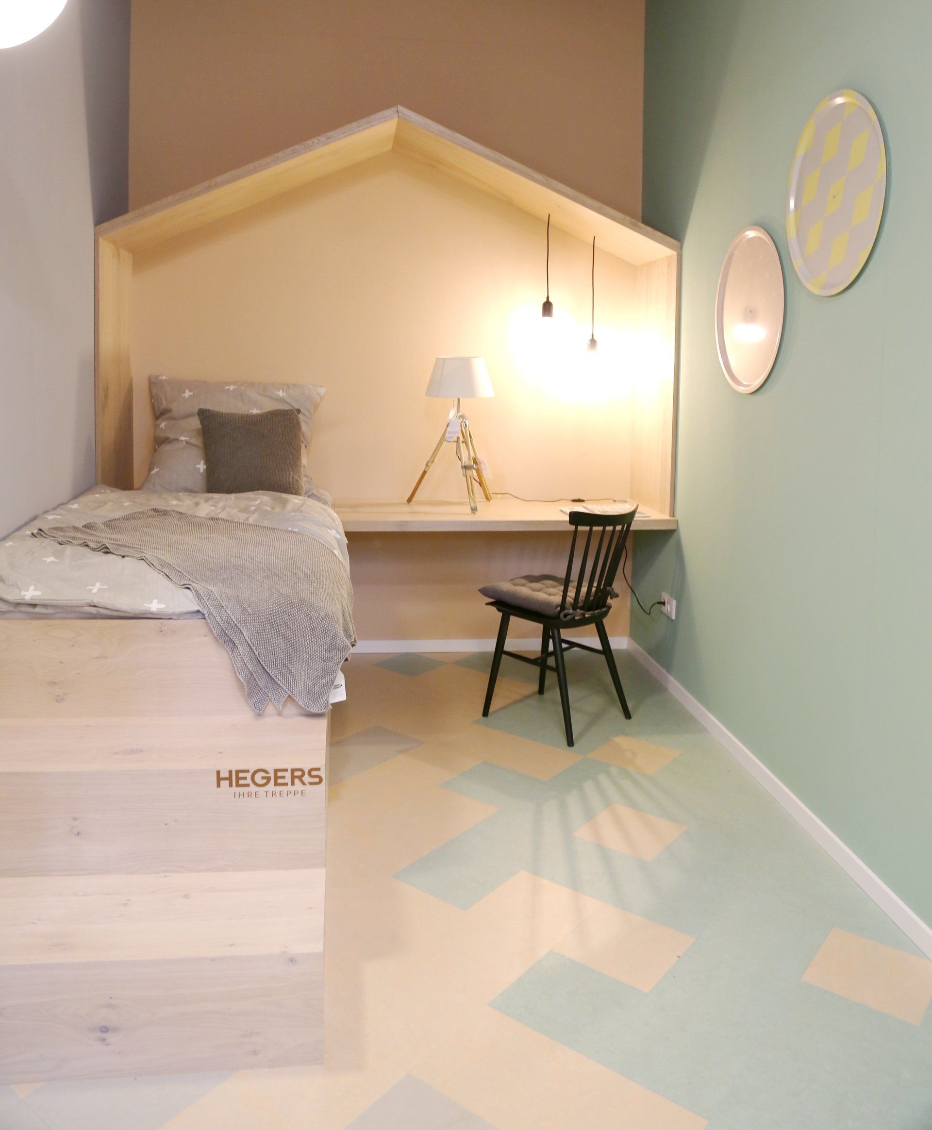 Ein Schlafzimmer mit Bett, Stuhl, Schreibtisch und Spiegeln.